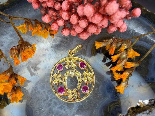 18 karaat gouden gelukshanger met robijntjes