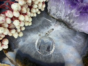 Zilveren ‘M’ hanger