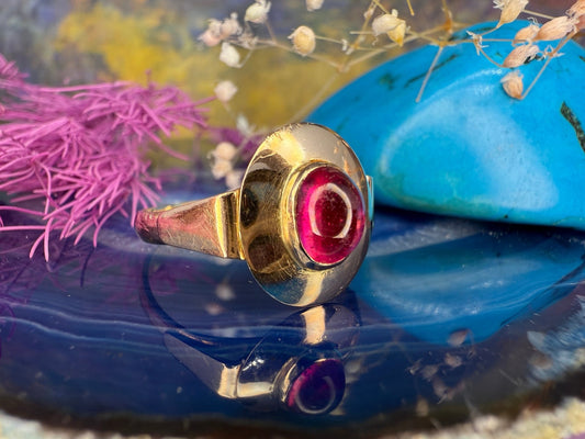 14 karaat gouden ring met robijn