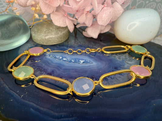 18 karaat gouden armband met pastelkleurige stenen