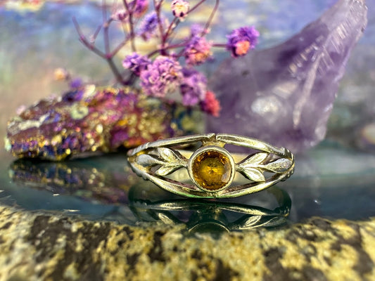 Zilveren ring met geel steentje