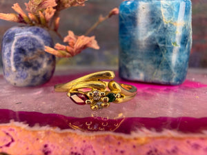 18 karaat gouden ring met robijn, smaragd en diamant