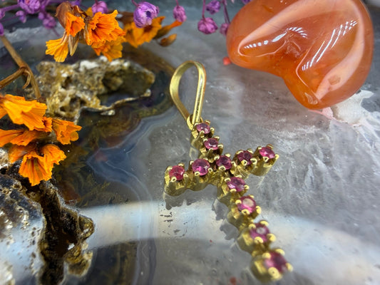 18 karaat gouden kruisje van robijnen