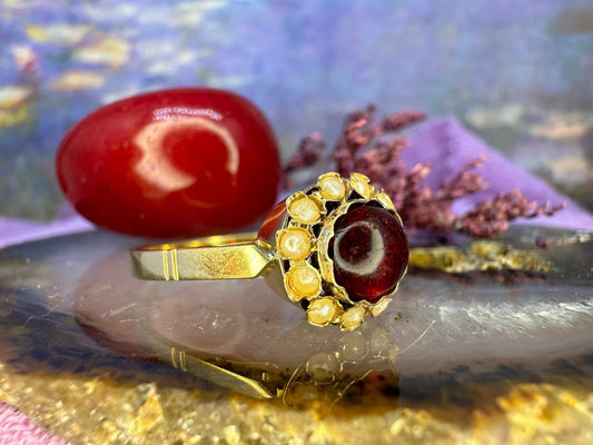 18 karaat gouden ring met granaat en parels