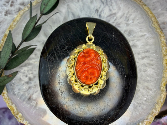 14 karaat gouden hanger met bloedkoraal