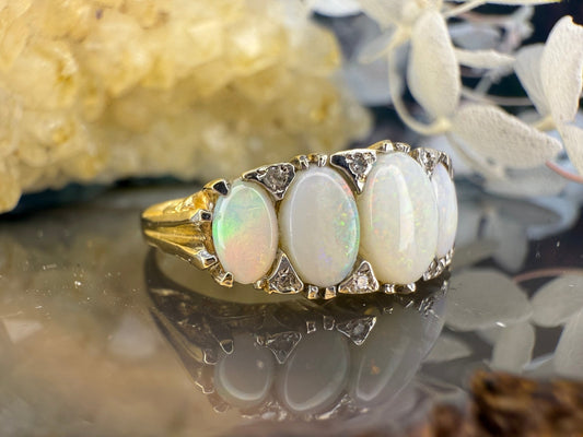 9 karaat ring met opaal en diamant